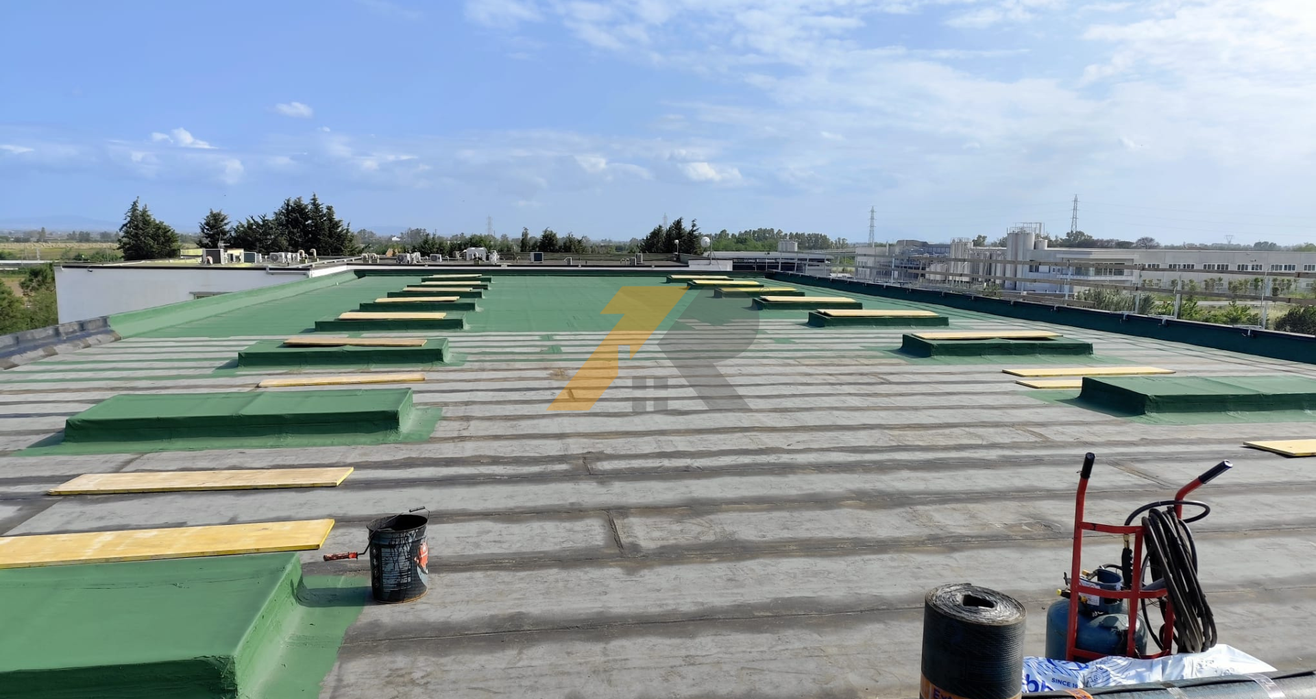 Impermeabilizzazione terrazzo eseguita dalla nostra squadra con guaina bituminosa e tinteggiatura con vernice acrilica verde
